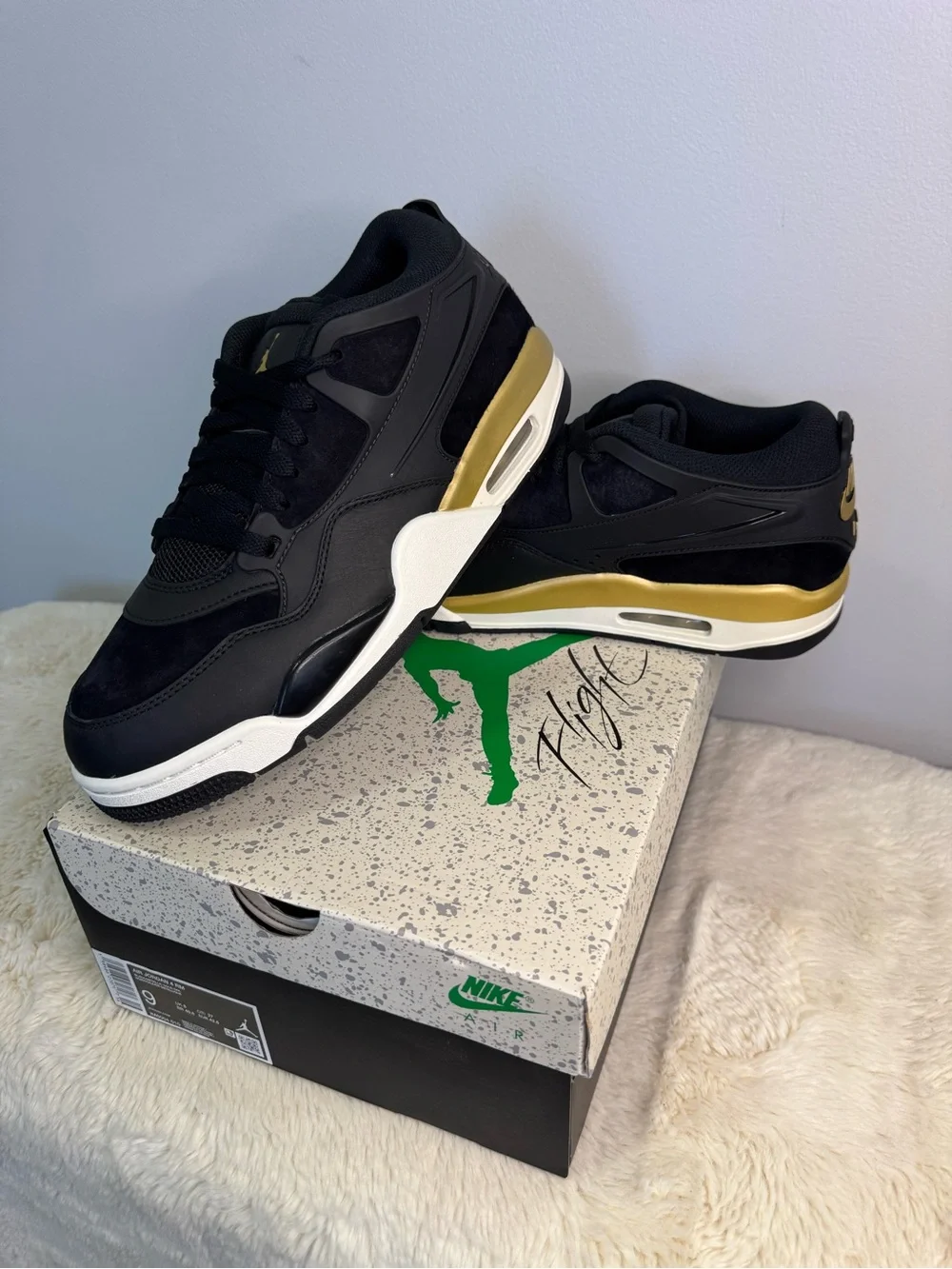 Air Jordan 4 RM - Size 9